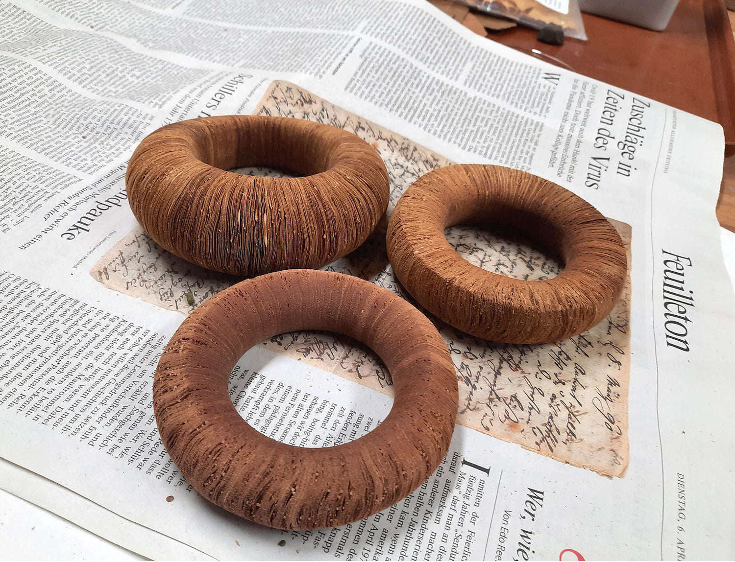 Drei Armreifen aus Laubblättern.