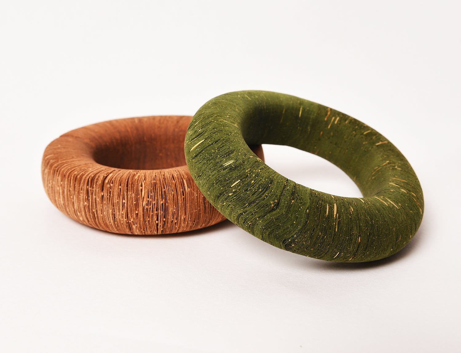 Zwei Armreifen aus Ahornblättern in braun und grün.