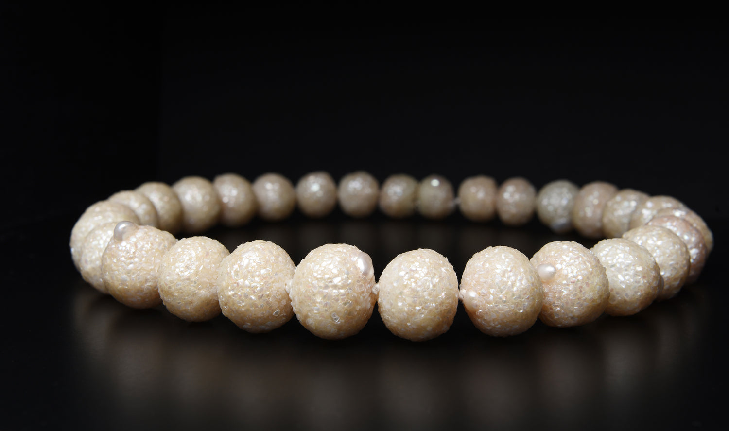 Eine Halskette aus zerkleinerten Perlen.