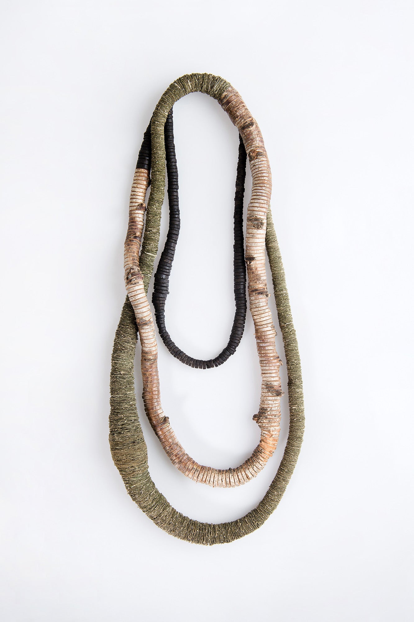 3-reihige Halskette aus Erde, Birkenholz und Ahornblättern.